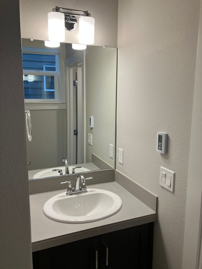 Building Photo - Large Three Bedroom Home in Sustainable South Salem Community