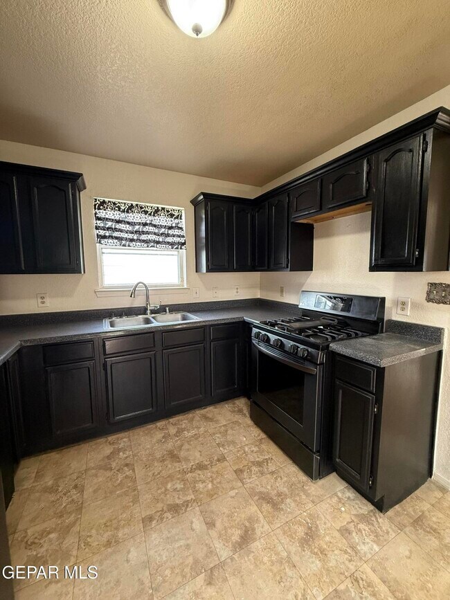 Building Photo - 12008 Castle Woods Dr