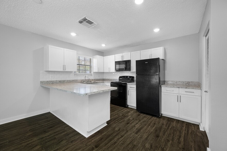 Building Photo - 7110 Tudor Ln