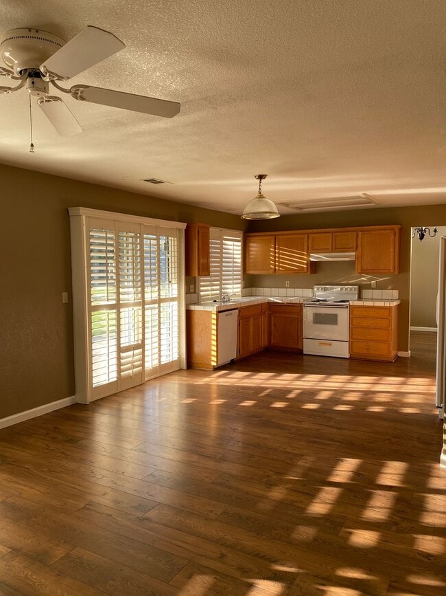 Building Photo - 3 bedroom 3 bathroom Salida Home