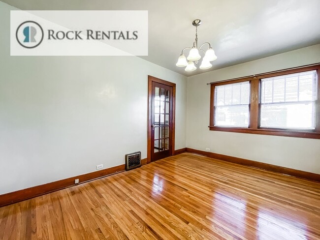 Building Photo - 2 Bed 1 Bath with Basement