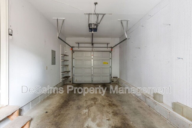 Building Photo - 5120 English Village Dr