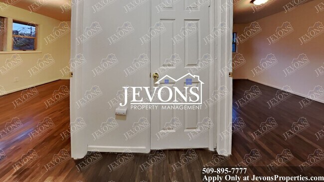 Building Photo - 50% off on the first full month's rent if the move-in occurs by 5/31.