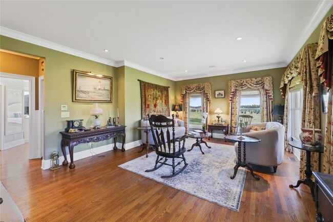 Building Photo - 703 Herricks Ln