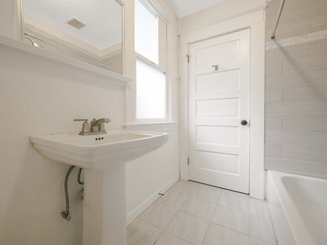 Building Photo - 3 Bed and 1 Bath Beautiful Duplex is Available for Rent!