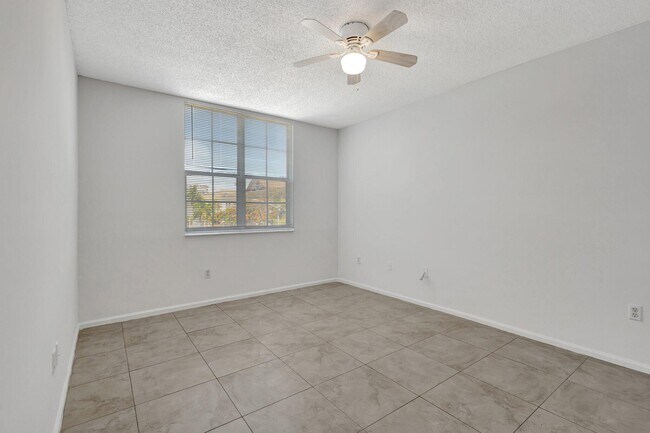 Building Photo - 720 S Sapodilla Ave