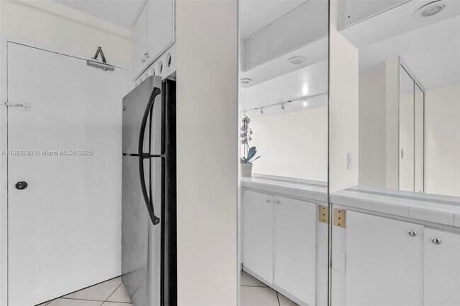 Building Photo - 5313 Collins Ave