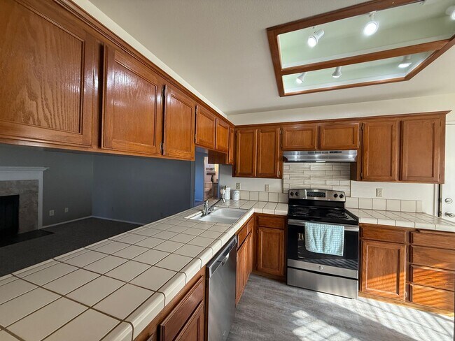 Building Photo - 2 bedroom, 2-bathroom home plus den/office in Fresno, CA!