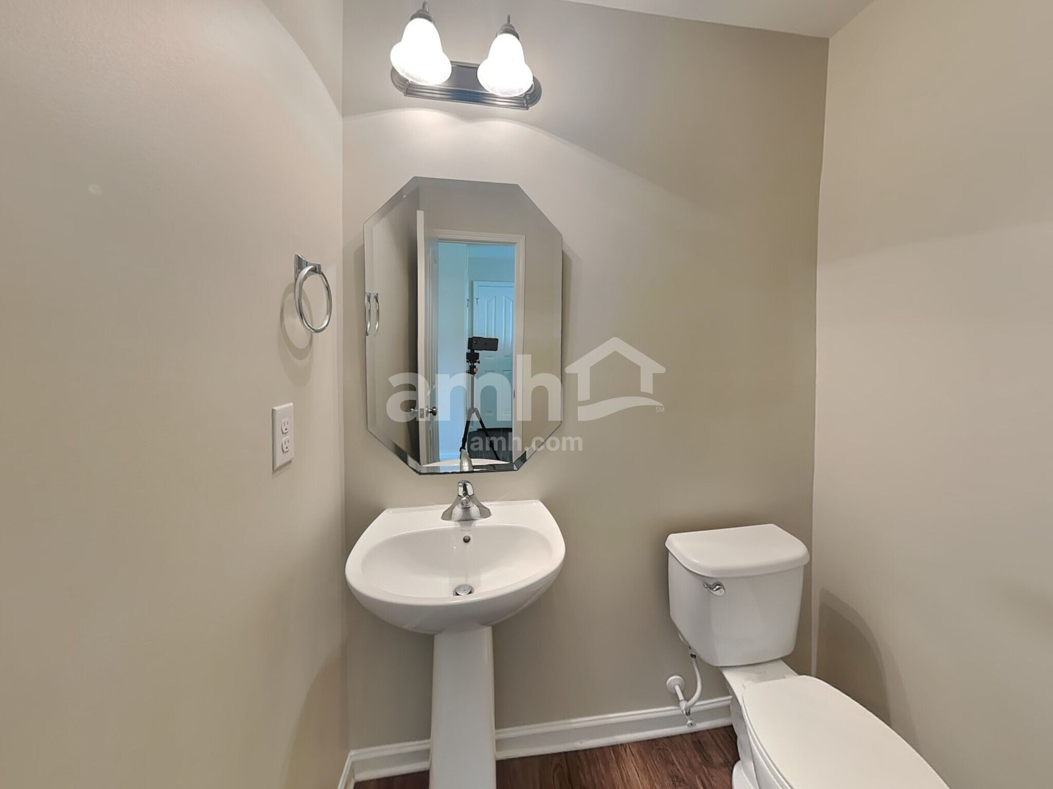 Building Photo - 211 Lindpoint Ln