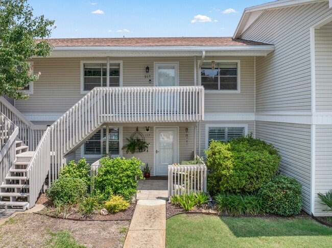 Primary Photo - 1100 Shoreline Dr