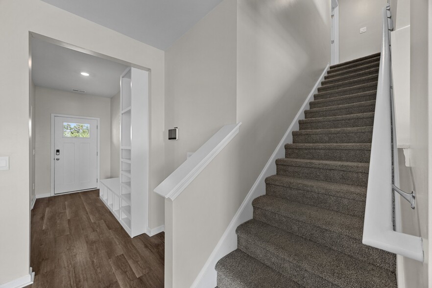 Building Photo - 93 Whalebone Ave