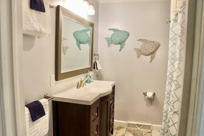 Common bathroom shared by guest bedroom 2,3, & 4 - 410 Jefferson St