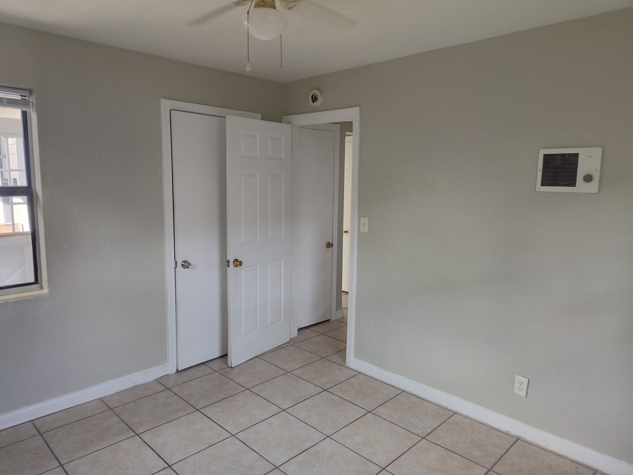 Building Photo - 318 N Oleander Ave