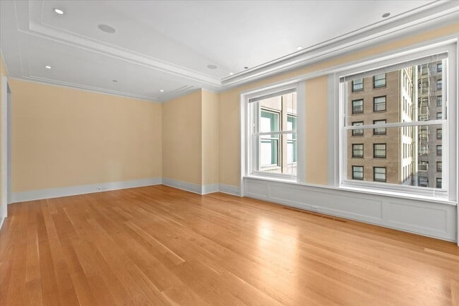 Building Photo - 159 E Walton Pl