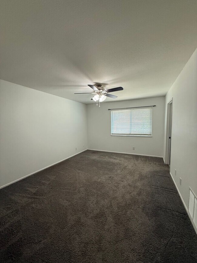 Building Photo - First Time rental in Central Simi Valley, 3 bed, 2 bath