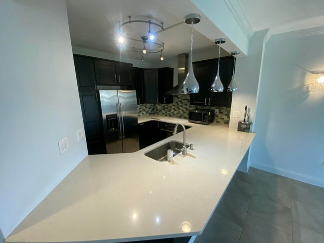 Building Photo - 400 Uno Lago Dr