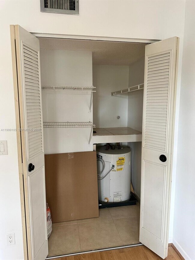 Building Photo - 7137 Golf Colony Ct