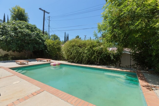 Building Photo - Elegant 5-Bedroom Estate with Pool in Prime Woodland Hills