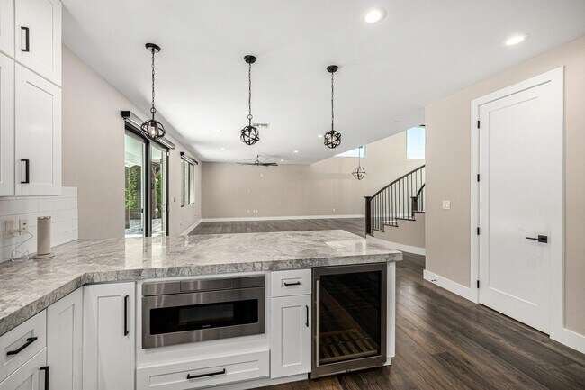 Building Photo - 3821 E Devonshire Ave