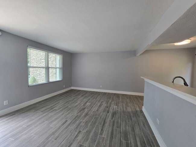 Building Photo - 2504 Manor Cir