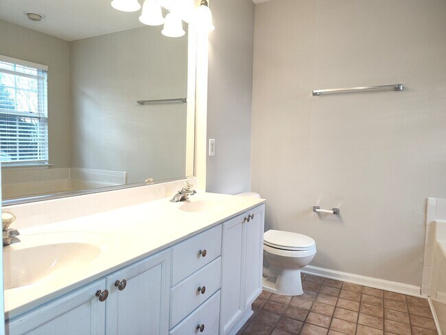 Building Photo - Pristine, 4 bed, 2.5 bath Home Located in the Southbridge Forest Community!