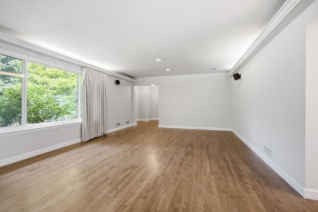 Building Photo - 10715 Clermont Ave