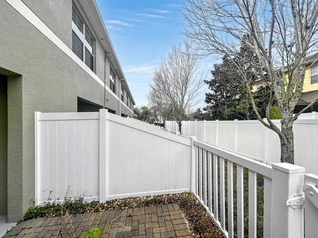 Building Photo - Beautiful 2-Bedroom Townhome with Modern A...