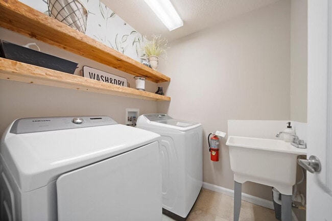 Building Photo - 412 N Hampton Dr