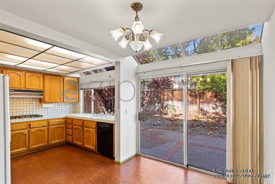 Building Photo - 493 Altamont Dr