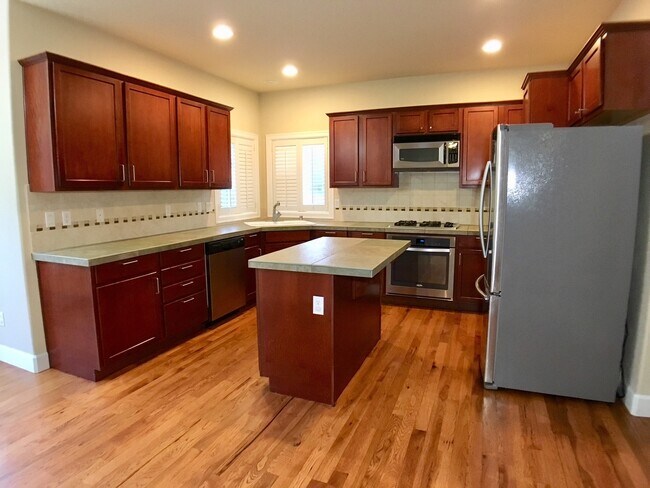 Building Photo - Stunning 3BD  Lake Shore Home with Office and Loft Area!  Gorgeous Finishes!