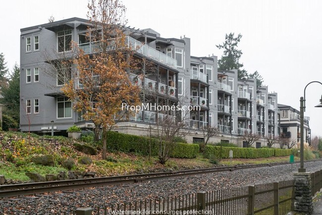 Building Photo - Top Floor Two Bedroom Lakefront Condo in D...