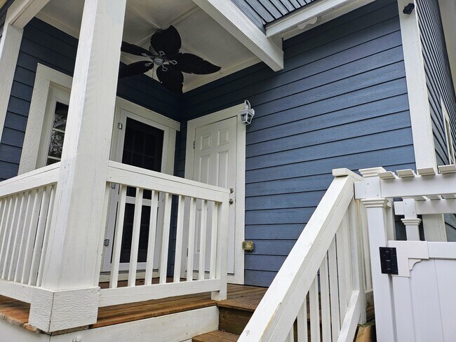 Building Photo - 803 Lindsey Ln