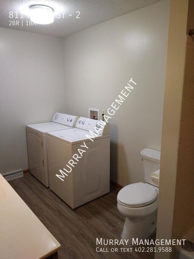 Building Photo - 811 Maple St