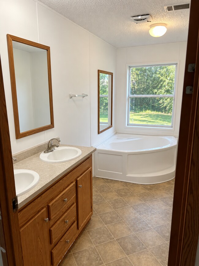 Building Photo - 1036 Green Acres Cir N