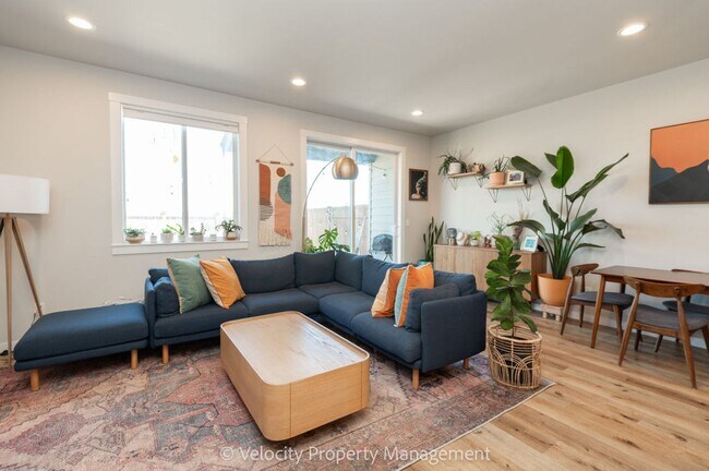 Building Photo - Light and Bright Townhome in NW Redmond!