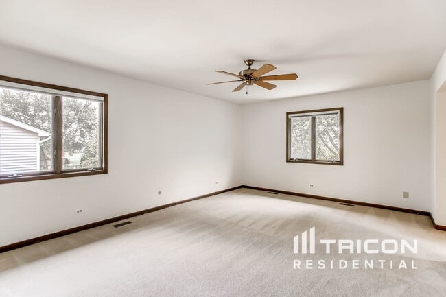 Building Photo - 2479 Lakeside Dr