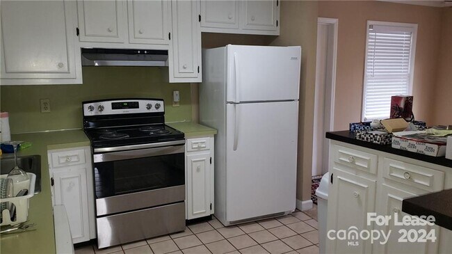 Building Photo - 21640 Colina Dr