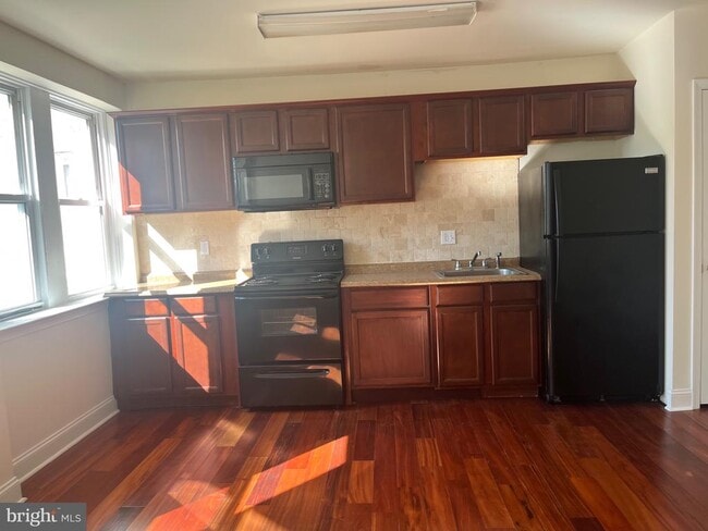 Building Photo - 740 Vernon Rd