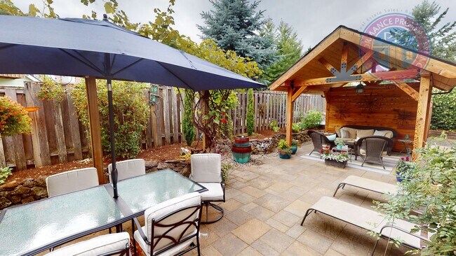 Building Photo - Gorgeous Single Level Home in Sought After...