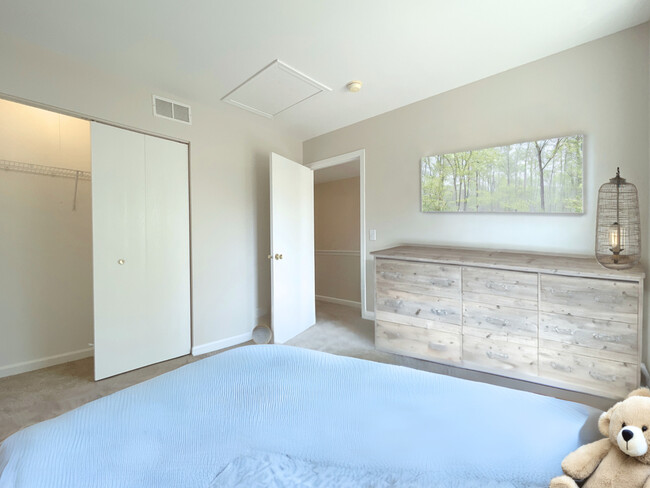 Building Photo - 2340 Flagstone Ln