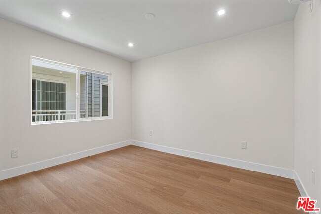 Building Photo - 420 S Sepulveda Blvd