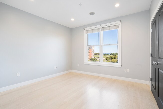 Building Photo - 45 Vinton St