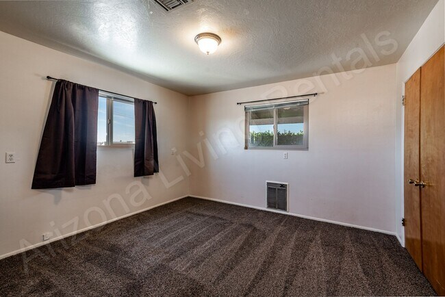 Building Photo - 3 BEDROOM HOME WITH LARGE YARD