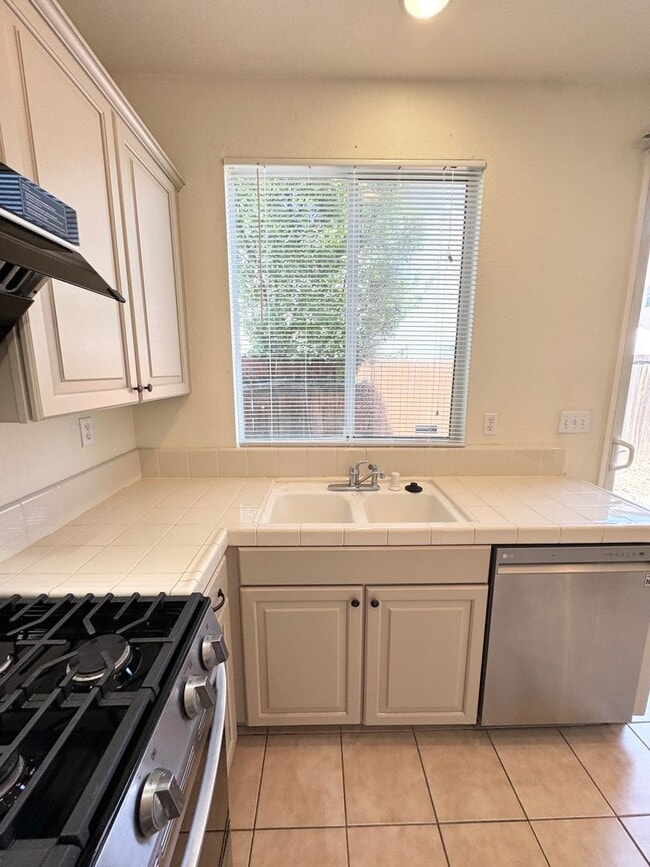 Building Photo - THREE BEDROOM TWO AND A HALF BATH POOL USE SEE VIDEO