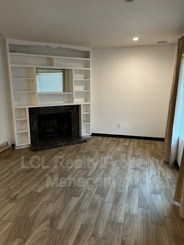 Building Photo - 1077 S Santo Antonio Dr