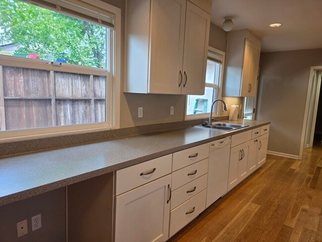 Building Photo - 1545 Brookside Dr