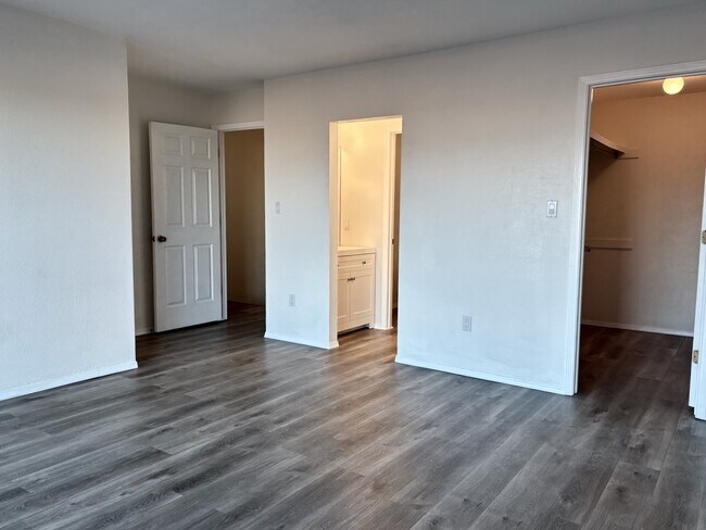Building Photo - 2700 Vista Grande Dr NW