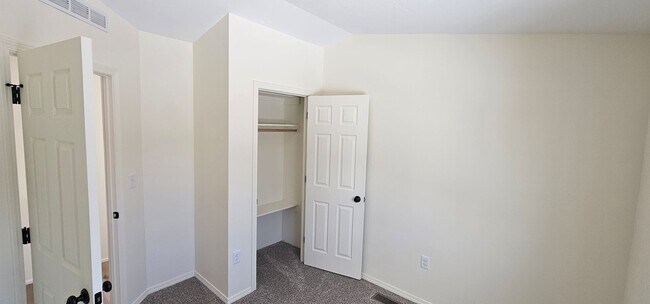 Building Photo - Fully Renovated 3Bd/2Ba Home in River Rock Fenced Yard Pet Friendly