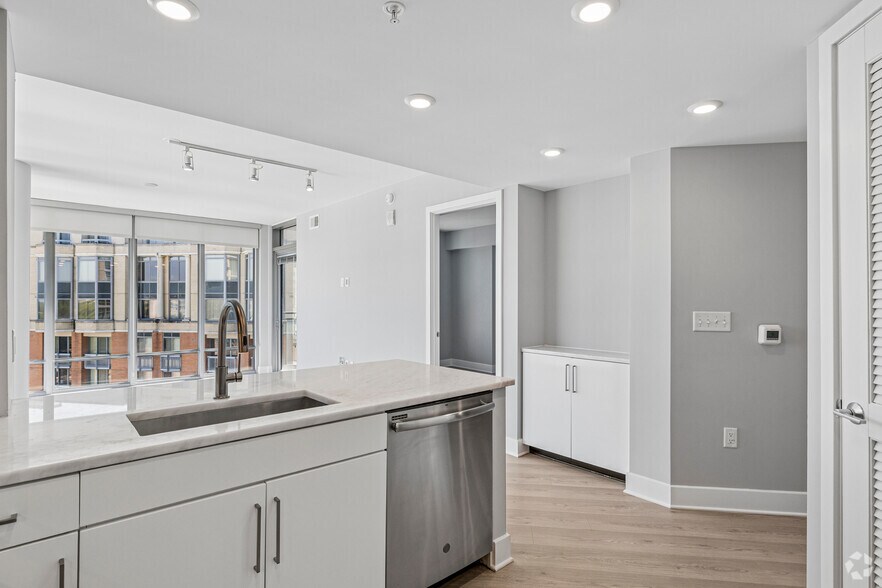2BR, 2BA - 1,086SF - Kitchen - Gallery Bethesda II