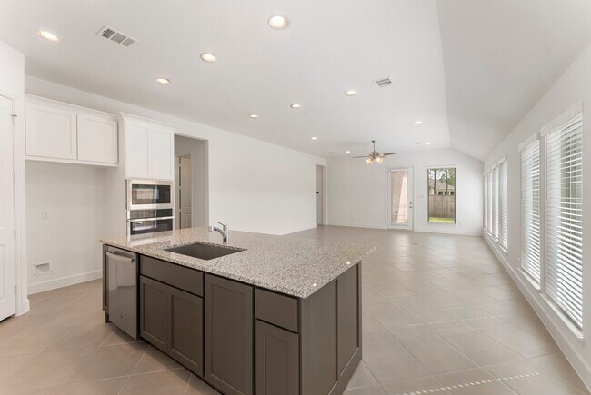 Building Photo - 26545 Pioneer Pointe Ct